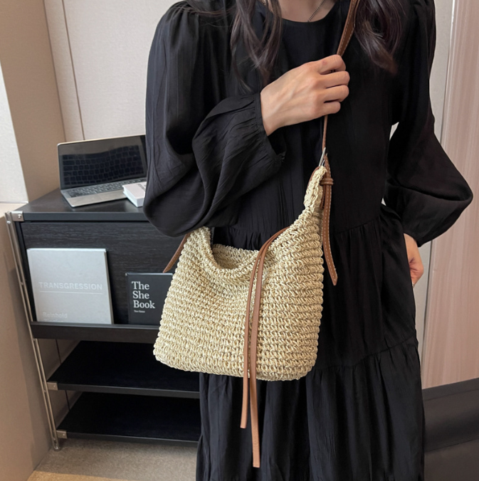 The new U shaped paper rope one shoulder oblique span straw woven bag women bag all match casual dumpling shaped leather strip