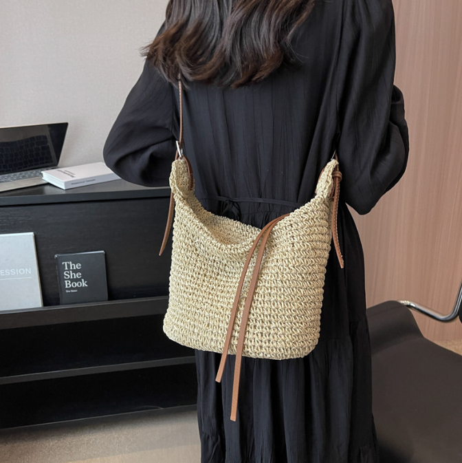 The new U shaped paper rope one shoulder oblique span straw woven bag women bag all match casual dumpling shaped leather strip