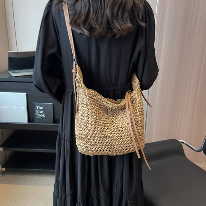 The new U shaped paper rope one shoulder oblique span straw woven bag women bag all match casual dumpling shaped leather strip